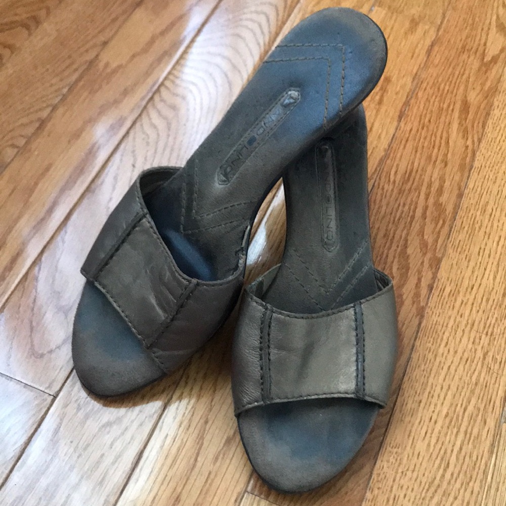 *Feature* Beautiful Bronze Bandolino Mules 🌴